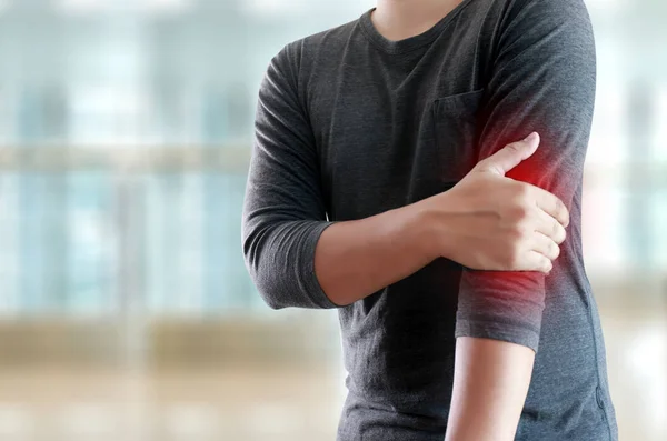 Mladý muž pocit trpí nižší zpět bolest precizní úlevu od bolesti — Stock fotografie