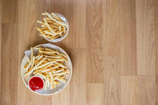 Batatas frescas Batatas fritas saborosas com ketchup fast food product — Fotografia de Stock