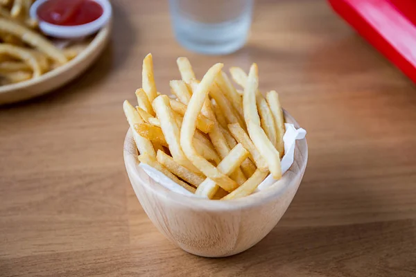 Verse aardappelen smakelijke frietjes met ketchup fastfood product — Stockfoto