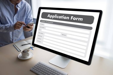 dizüstü bilgisayar üzerinde çalışan iş adamı kullanın Online Web iş uygulamaları