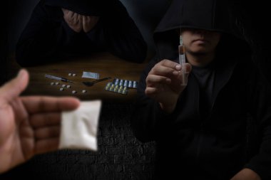 adam madde bağımlılığı ilaç ilaç şırınga ve pişmiş kahraman
