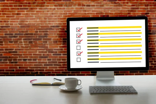 İş adamı SURVEY ve Sonuçlar Analiz Keşif Kavramı