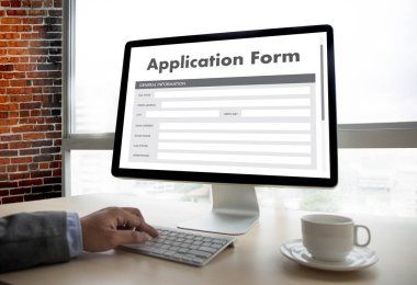 dizüstü bilgisayar üzerinde çalışan iş adamı kullanın Online Web iş uygulamaları