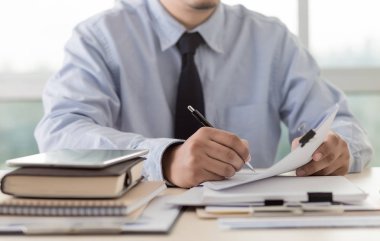 İşadamı çalışma okuma belgeleri mali iş suc için grafik