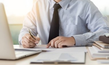 İşadamı çalışma okuma belgeleri mali iş suc için grafik