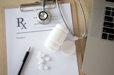 Tıp doktor hasta sağlık kavramı kontrasepsiyon Rx pres