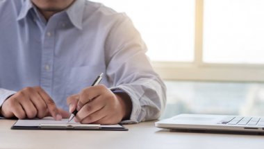 İşadamı çalışma okuma belgeleri mali iş suc için grafik