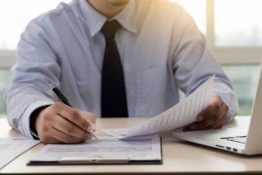 İşadamı çalışma okuma belgeleri mali iş suc için grafik