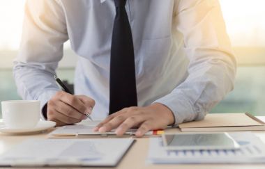 İşadamı çalışma okuma belgeleri mali iş suc için grafik