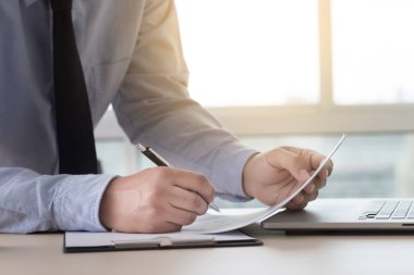 İşadamı çalışma okuma belgeleri mali iş suc için grafik