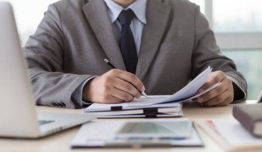 İşadamı çalışma okuma belgeleri mali iş suc için grafik