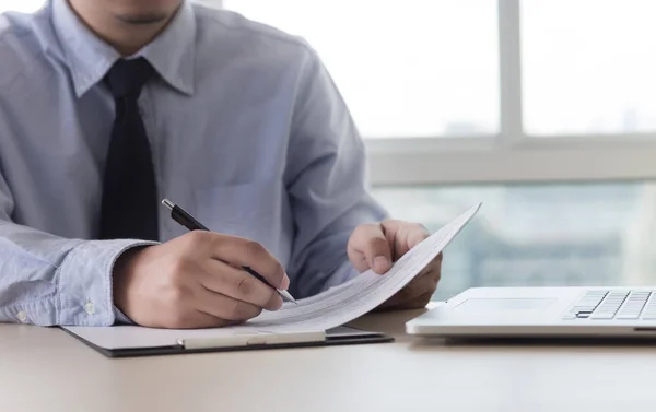Biznesmen czytanie pracy dokumentów wykres finansowych do pracy suc — Zdjęcie stockowe