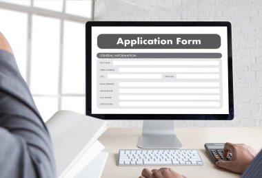 dizüstü bilgisayar üzerinde çalışan iş adamı kullanın Online Web iş uygulamaları