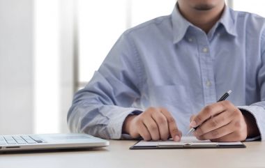 İşadamı çalışma okuma belgeleri mali iş suc için grafik