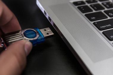 USB birden parlamak oyun kağıdı ve başparmak götürmek veya sanal bellek depolama sopa 