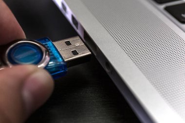 USB birden parlamak oyun kağıdı ve başparmak götürmek veya sanal bellek depolama sopa 