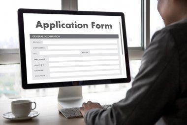 dizüstü bilgisayar üzerinde çalışan iş adamı kullanın Online Web iş uygulamaları