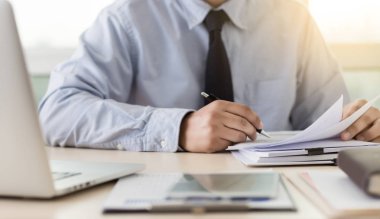 İşadamı çalışma okuma belgeleri mali iş suc için grafik