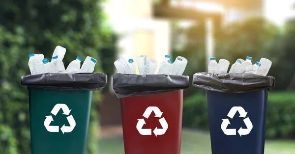 Ember kéz, amivel a műanyag újrahasznosítás, újrafeldolgozás környezetvédelmi koncepció — Stock Fotó