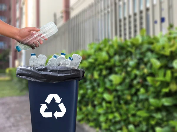 Ember kéz, amivel a műanyag újrahasznosítás, újrafeldolgozás környezetvédelmi koncepció — Stock Fotó
