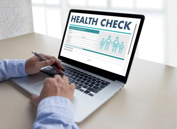 Digital HEALTH CHECK Concept trabalhando com interface de computador como — Fotografia de Stock