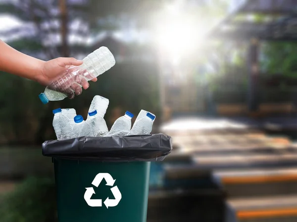 Mann Hand setzen Kunststoff Wiederverwendung für Recycling-Konzept Umwelt — Stockfoto