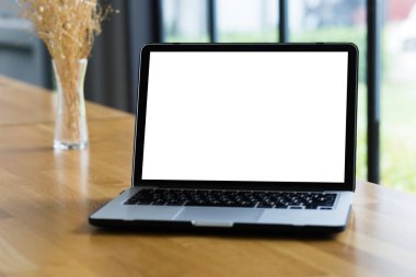 genç adam işadamı bl bir masaüstü bilgisayar kullanarak çalışma