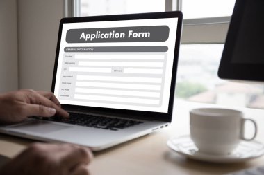 dizüstü bilgisayar üzerinde çalışan iş adamı kullanın Online Web iş uygulamaları