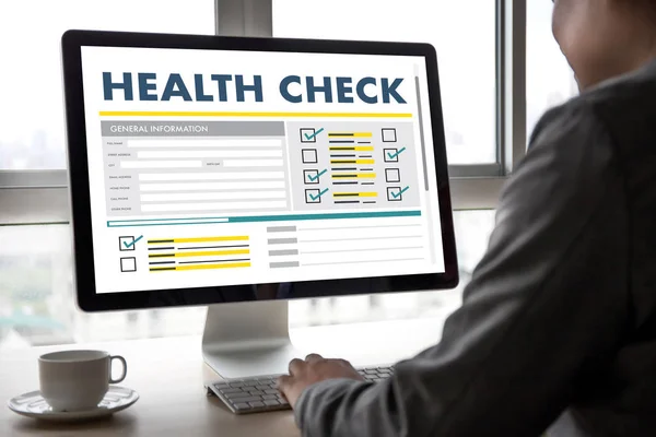 Digital HEALTH CHECK Concept trabalhando com interface de computador como — Fotografia de Stock