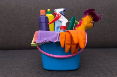 Ev temizlik sepet konseptiyle ürün temizlik 