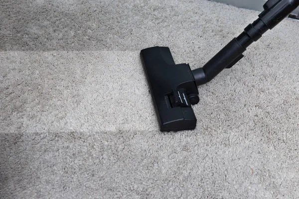 Uklízeče službu čištění podlahy se strojem na koberci na w — Stock fotografie