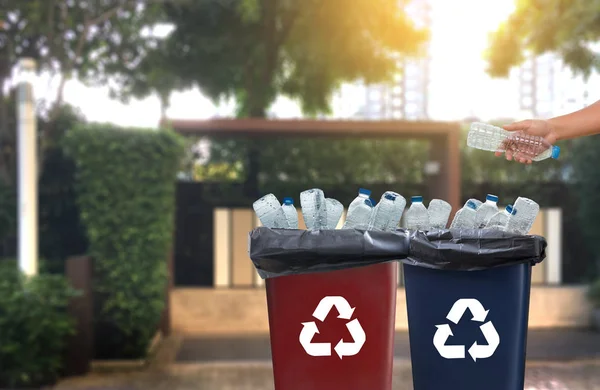 Hombre mano poner reutilización de plástico para el reciclaje de los ecologistas concepto —  Fotos de Stock