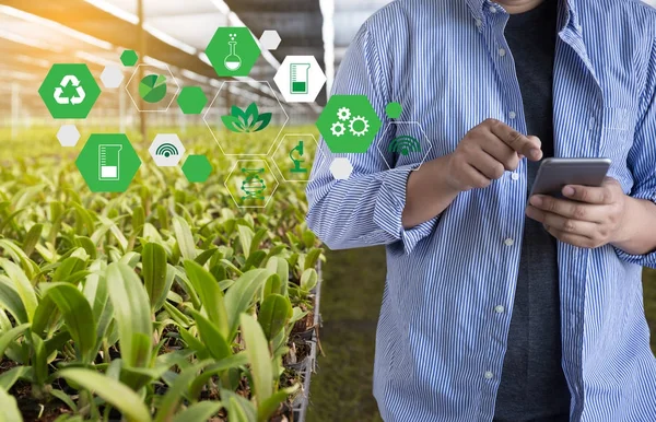 Agricultura tecnologia conceito homem Agronomista Usando um Tablet Int — Fotografia de Stock