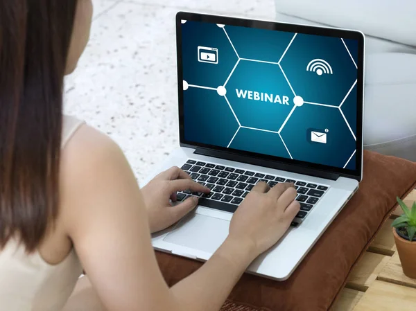 WEBINAR main sur la table utilisation E-business Navigation Connexion dans comp — Photo