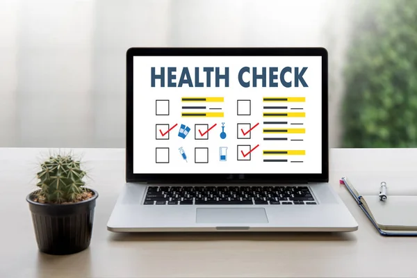 Digital HEALTH CHECK Concept trabalhando com interface de computador como — Fotografia de Stock