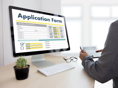 dizüstü bilgisayar üzerinde çalışan iş adamı kullanın Online Web iş uygulamaları
