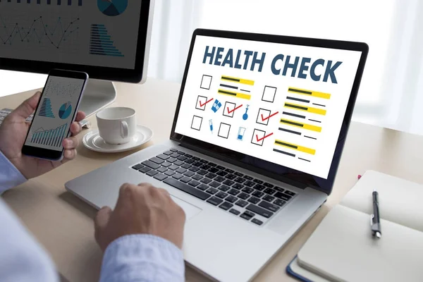 Digital HEALTH CHECK Concept trabalhando com interface de computador como — Fotografia de Stock