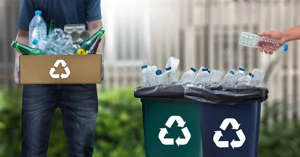 Homem mão colocando plástico reutilização para reciclagem conceito ambientalistas — Fotografia de Stock