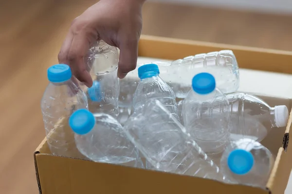 Hombre mano poner reutilización de plástico para el reciclaje de los ecologistas concepto —  Fotos de Stock