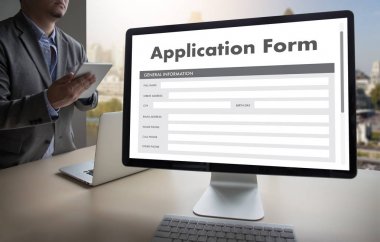 dizüstü bilgisayar üzerinde çalışan iş adamı kullanın Online Web iş uygulamaları