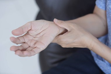 artrit eski kişi ve pai acı yaşlı kadın erkek