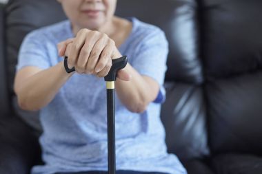 Yaşlı kadın baston ile sağlık tıbbi eller