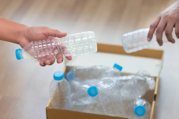 コンセプト環境をリサイクルのためのプラスチック再利用を置く男の手 — ストック写真