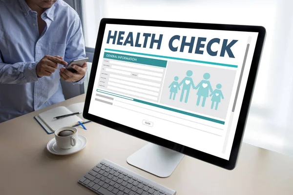 Digital HEALTH CHECK Concept trabalhando com interface de computador como — Fotografia de Stock