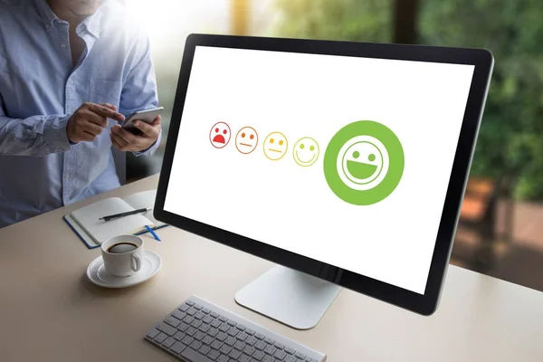 Presionando emoticono de la cara sonriente El objetivo de servicio al cliente Busine — Foto de Stock