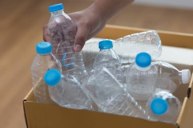 adam el kavramı çevre geri dönüşüm plastik yeniden koyarak