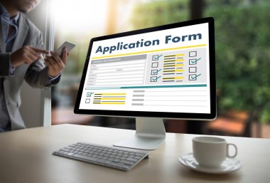 dizüstü bilgisayar üzerinde çalışan iş adamı kullanın Online Web iş uygulamaları
