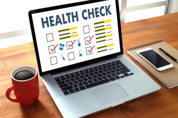 Digital HEALTH CHECK Concept trabalhando com interface de computador como — Fotografia de Stock