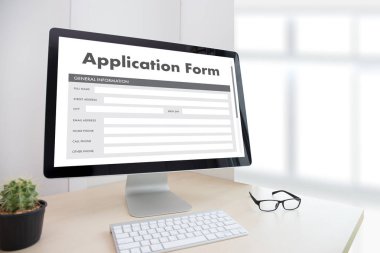dizüstü bilgisayar üzerinde çalışan iş adamı kullanın Online Web iş uygulamaları