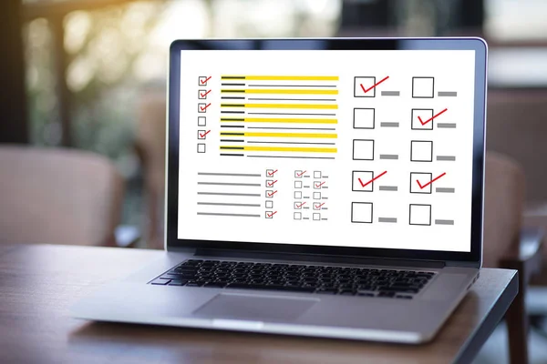 Affärsman SURVEY och resultat Analys Discovery Concept — Stockfoto